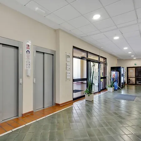 Wonderful 2 Bedroom Communal Heated Pool *