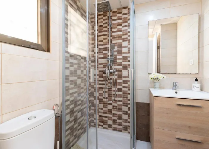 Wonderful 2 Bedroom Communal Heated Pool *