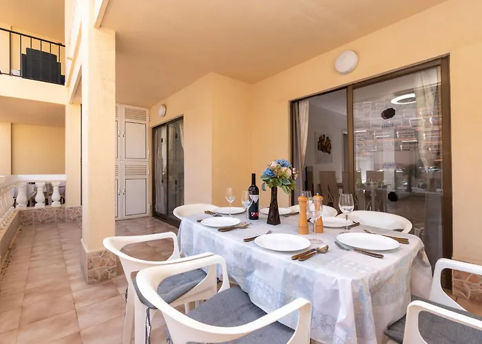 Wonderful 2 Bedroom Communal Heated Pool *