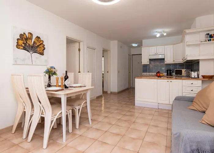 Wonderful 2 Bedroom Communal Heated Pool 아파트 *