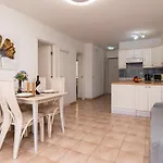 Wonderful 2 Bedroom Communal Heated Pool Lägenhet *