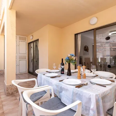 Wonderful 2 Bedroom Communal Heated Pool *