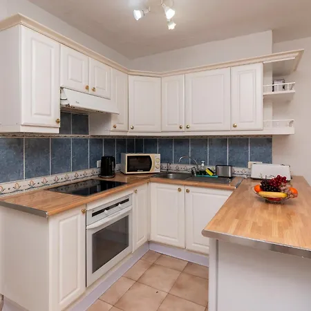 Wonderful 2 Bedroom Communal Heated Pool Appartement