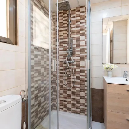 Wonderful 2 Bedroom Communal Heated Pool *