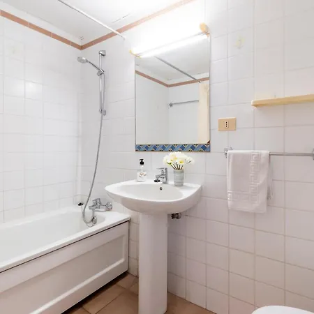 Wonderful 2 Bedroom Communal Heated Pool Apartmán